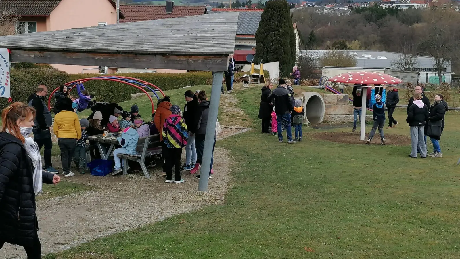 Trotz wechselhaften Wetters besuchten zahlreiche Interessierte die Osteraktion des Kleintierzuchtvereins B800 Krummennaab/ Erbendorf. (Bild: Gabriele Götz)