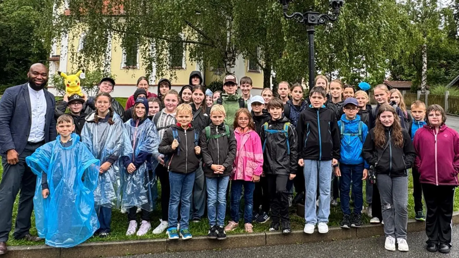 Nass, aber glücklich an der Kapelle im Bayernpark (Bild: Sandra Weber)