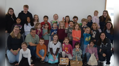 Stolz präsentieren die Kinder und das Famigo-Team ihre bunten Kunstwerke. (Bild: Elfriede Winter )