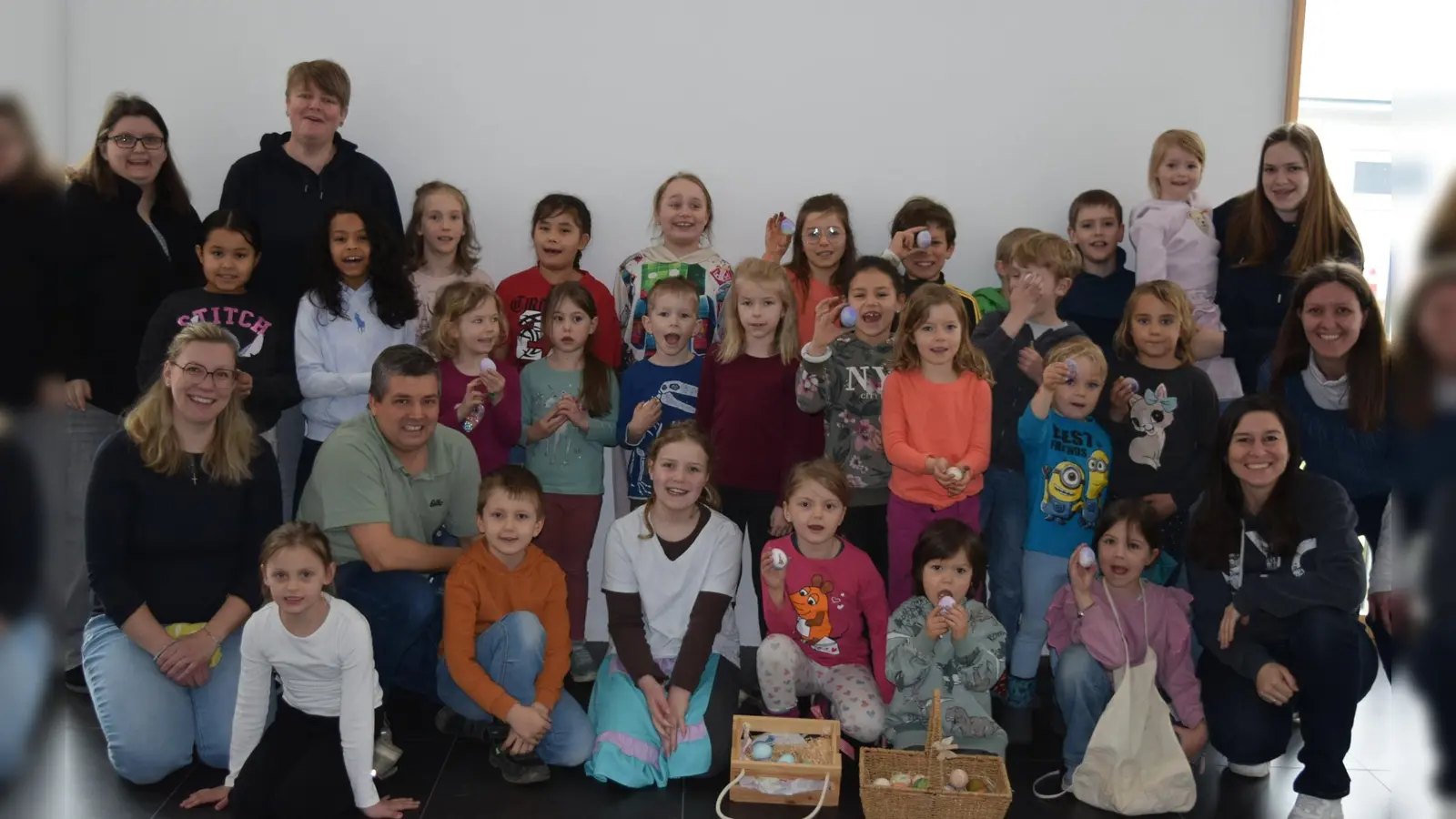Stolz präsentieren die Kinder und das Famigo-Team ihre bunten Kunstwerke. (Bild: Elfriede Winter )