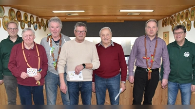 Das Bild zeigt v. l. 1. Schützenmeister Reiner Hoffmann, Manfred Hüttl, Robert Geitner, Xaver Wolfsteiner, Helmut Himmerer, Robert Flierl, mit Schießleiter Lothar Mehringer. (Bild: Markus Gebhard)