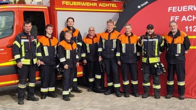 Die Einsatzkräfte üben Aufbau und Umgang mit dem neuen Schnelleinsatzzelt (Bild: Rita Hafner)