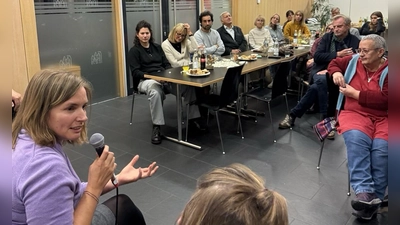 MdL Laura Weber (links) diskutierte mit Experten und Betroffenen darüber, wie sich das Thema mentale Gesundheit stärker in den Fokus der Gesellschaft rücken lässt. (Bild: Nina Pickelmann)