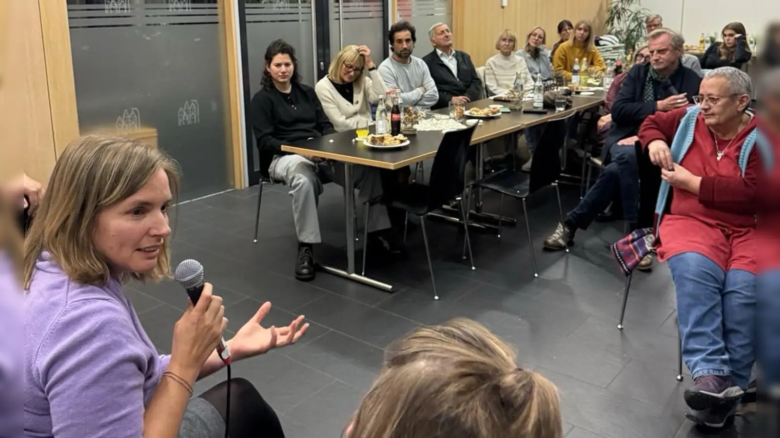 MdL Laura Weber (links) diskutierte mit Experten und Betroffenen darüber, wie sich das Thema mentale Gesundheit stärker in den Fokus der Gesellschaft rücken lässt. (Bild: Nina Pickelmann)