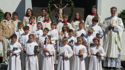 Gemeinsam mit Stadtpfarrer Thomas Kopp feierten 16 Kinder der katholischen Pfarrei Altenstadt/Wn ihre erste heilige Kommunion.  (Bild: Johann Adam)