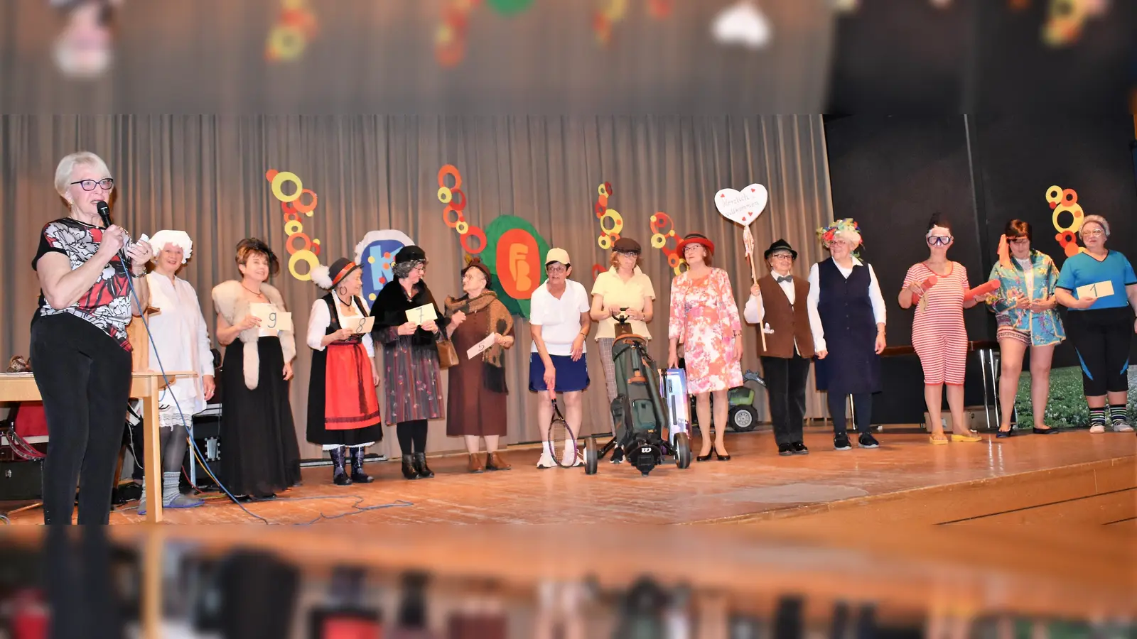 Johanna Wohlmann (links) moderierte die Kur-Modenschau, die beim Seniorenfasching der Höhepunkt war.  (Bild: Renate Gradl)