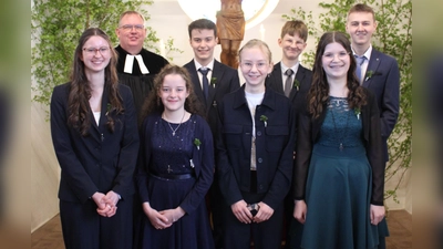 7 KonfirmandInnen, hier zusammen mit Pfr. Thomas Berthold, gab es erstmals seit vielen Jahren wieder in Kirchendemenreuth. (Bild: Carolin Häupler)