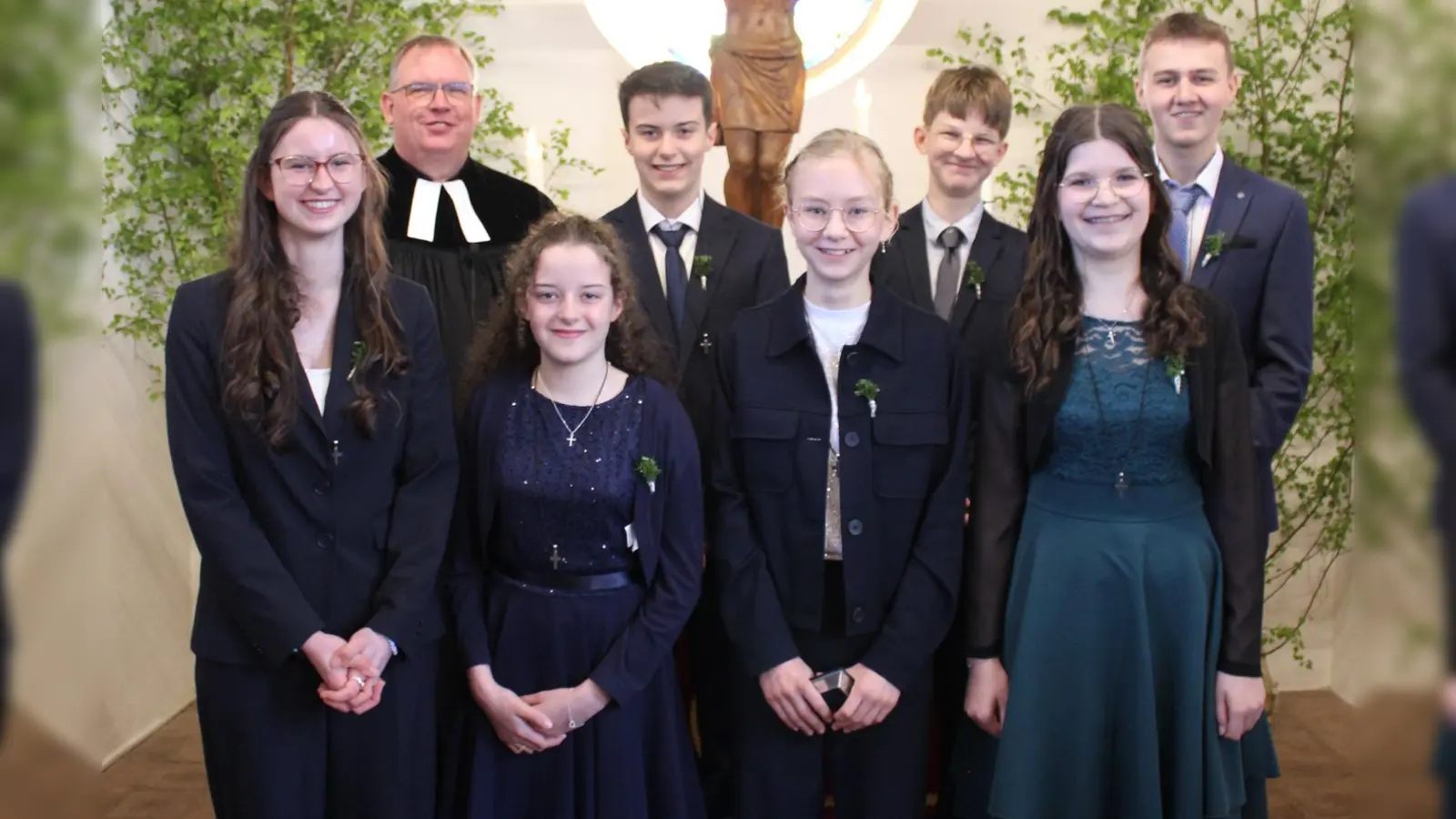 7 KonfirmandInnen, hier zusammen mit Pfr. Thomas Berthold, gab es erstmals seit vielen Jahren wieder in Kirchendemenreuth. (Bild: Carolin Häupler)