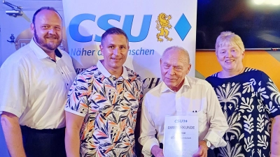 Für 60 Jahre CSU-Mitgliedschaft wurde Peter Hübl (2.v.re.) geehrt. Es gratulierten Landrat Andreas Meier, Bürgermeister Marcus Gradl und CSU-Ortsvorsitzende Sabine Schultes. Nicht im Bild die weiteren Geehrten Hans Kohl und Edgar Bitterer.  (Bild: Robert Dotzauer)