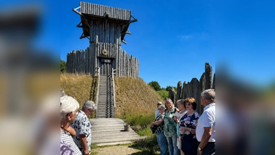 Die Seniorenbeauftragten und Quartiersmanagerinnen machten bei ihrem Spaziergang durch das Areal auch einen kurzen Halt bei der Motte, dem Wahrzeichen des Geschichtsparks.  (Bild: Anja Dubrowski)