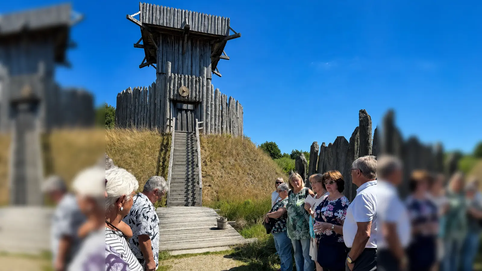 Die Seniorenbeauftragten und Quartiersmanagerinnen machten bei ihrem Spaziergang durch das Areal auch einen kurzen Halt bei der Motte, dem Wahrzeichen des Geschichtsparks.  (Bild: Anja Dubrowski)
