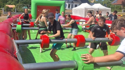 Beim „Lebendkicker-Turnier” gaben die hochmotivieren Teams, trotz hochsommerlicher Temperaturen, ihr Bestens. (Bild: Miriam Baierl)