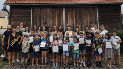 Die Kinder der Bläserklasse mit deren Leiterin Sophie Rüth (Hintere Reihe, links). (Bild: Sophie Rüth)