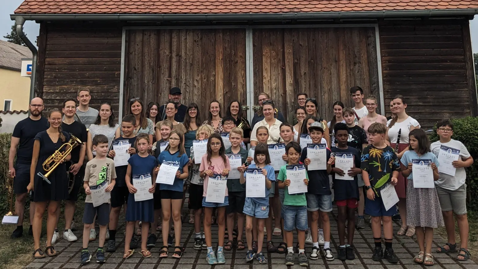 Die Kinder der Bläserklasse mit deren Leiterin Sophie Rüth (Hintere Reihe, links). (Bild: Sophie Rüth)