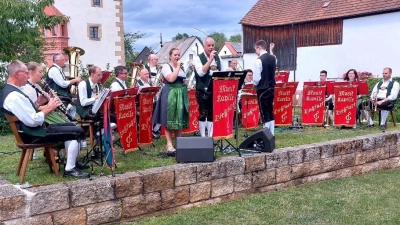 Die Musikkapelle Dießfurt freut sich im Hof des Hammerschlosses auf viele Serenadenbesucher. (Bild: Musikkapelle Dießfurt/Kurt Meiler)