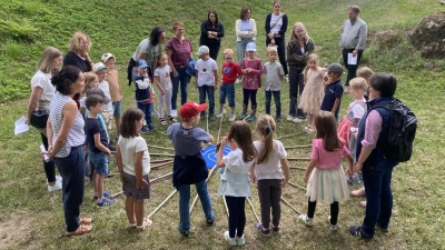 Am Tännesberger Schloßberg stimmte man sich auf die Andacht ein. (Bild: Melanie Kiener)