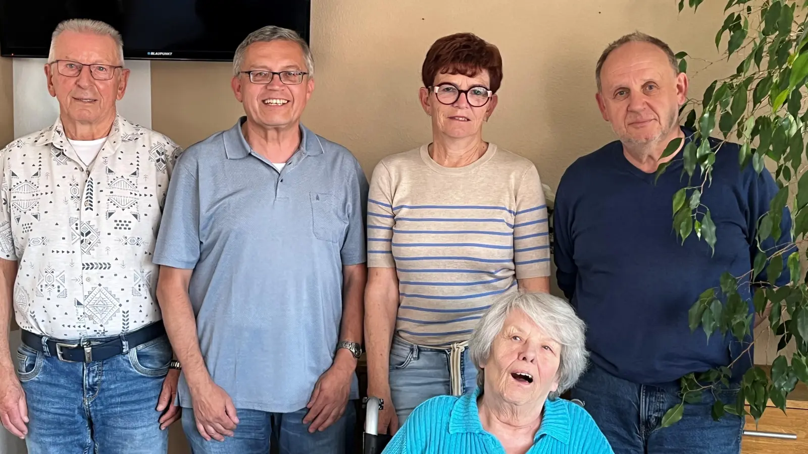 Das BRK-Seniorenwohn- und Pflegeheim St. Barbara hat einen neuen Heimbeirat. Stehend von links: Vorsitzender Rudi Wild, Wolfgang Langer, Elisabeth Gerstmann, Norbert Meißner, vorne sitzend Heimbewohnerin Elisabeth Ruhland. (Bild: Astrid Geitner)