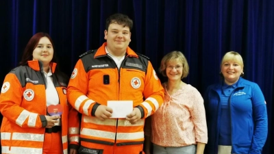 Julia Wächter und Nico Kelner von der BRK Bereitschaft Helfer vor Ort Püchersreuth freuten sich über die Spende von Vorsitzenden Brigitte Fütterer. Rechts im Bild Frau Spiegel vom Pflegedienst der Katholischen Kirchenstiftung Neustadt/WN. (Bild: Irmgard Forster)