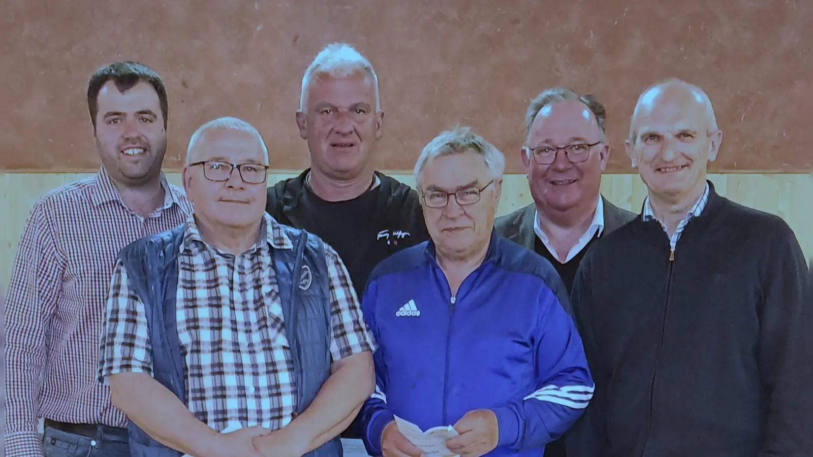 Die drei Erstplatzierten und Hauptorganisator/2. Vorsitzender Markus Rauch, Pfarrer Birner und 1. Vorsitzender Josef Kotz (Bild: Brigitta Heidlinger )