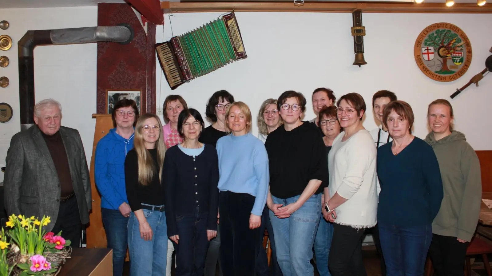 Die Vorstandschaft mit den neuen Mitgliedern Hermine Butz,Elisabeth Irlbacher und Monika Wiederspick, links im Bild Bürgermeister Johann Wilhelm. (Bild: Irmgard Kaiser)