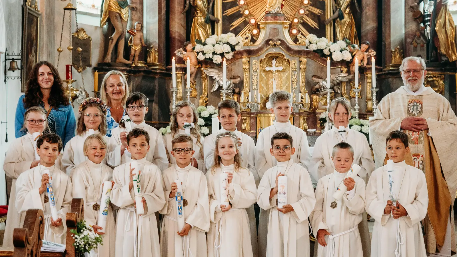 Mit im Bild die Klassenleiterinnen Tina Körner und Michaela Ponnath (v.l.n.r.). (Bild: Walenta Vanessa )
