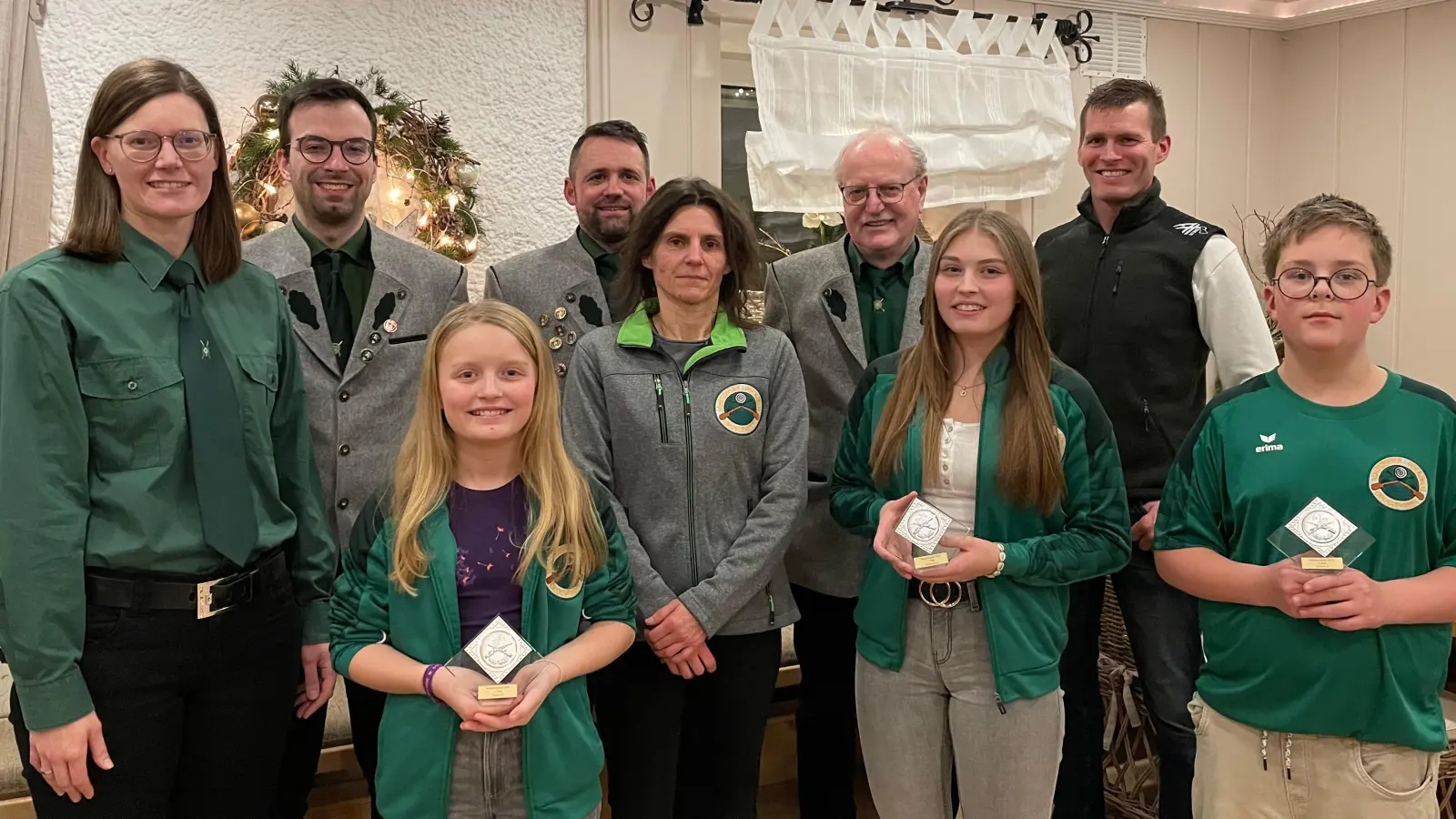 Von links: Christine Gradl, Sebastian Putzer, Leonie Härtl, Markus Haberkorn, Anita Kistenpfennig, Erich Völkl, Sophie Härtl, Markus Härtl und Elias Werner. (Bild: Sarah Haberkorn)