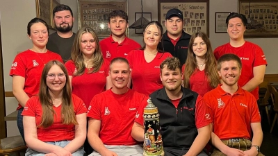  Die Kirwagemeinschaft hat gewählt: (hinten, von links) Felizia Bork, Nico Roth, Alicia Fellner, Maximilian Brem, Alina Fenk, Jan Fenzel, Nele Hartmann, Tizian Weiß, (vorne von links) Schriftführerin Annalena Söhnlein, Vorstand Laurenz Huber, stellvertretender Vorstand Tony Steinmetz sowie Beisitzer Thilo Utz.&nbsp; (Bild: Annalena Söhnlein)