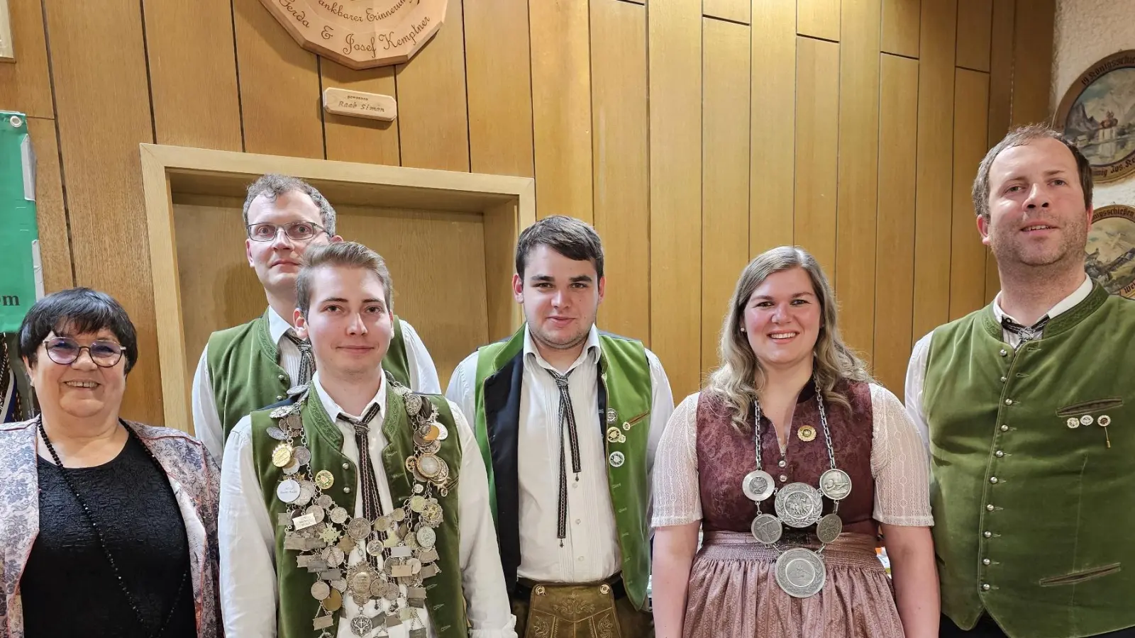 Zerbian Gisela, 1. Schützenmeisterin, Dirrigl Johannes 1. Ritter; Rockinger Fabian, Schützenkönig; Kemptner Benedikt 2. Ritter, Mang Eva-Maria, Schützenliesl; Dirrigl Tobias 2. Schützenmeister (von links). (Bild: Erwin Zerbian)