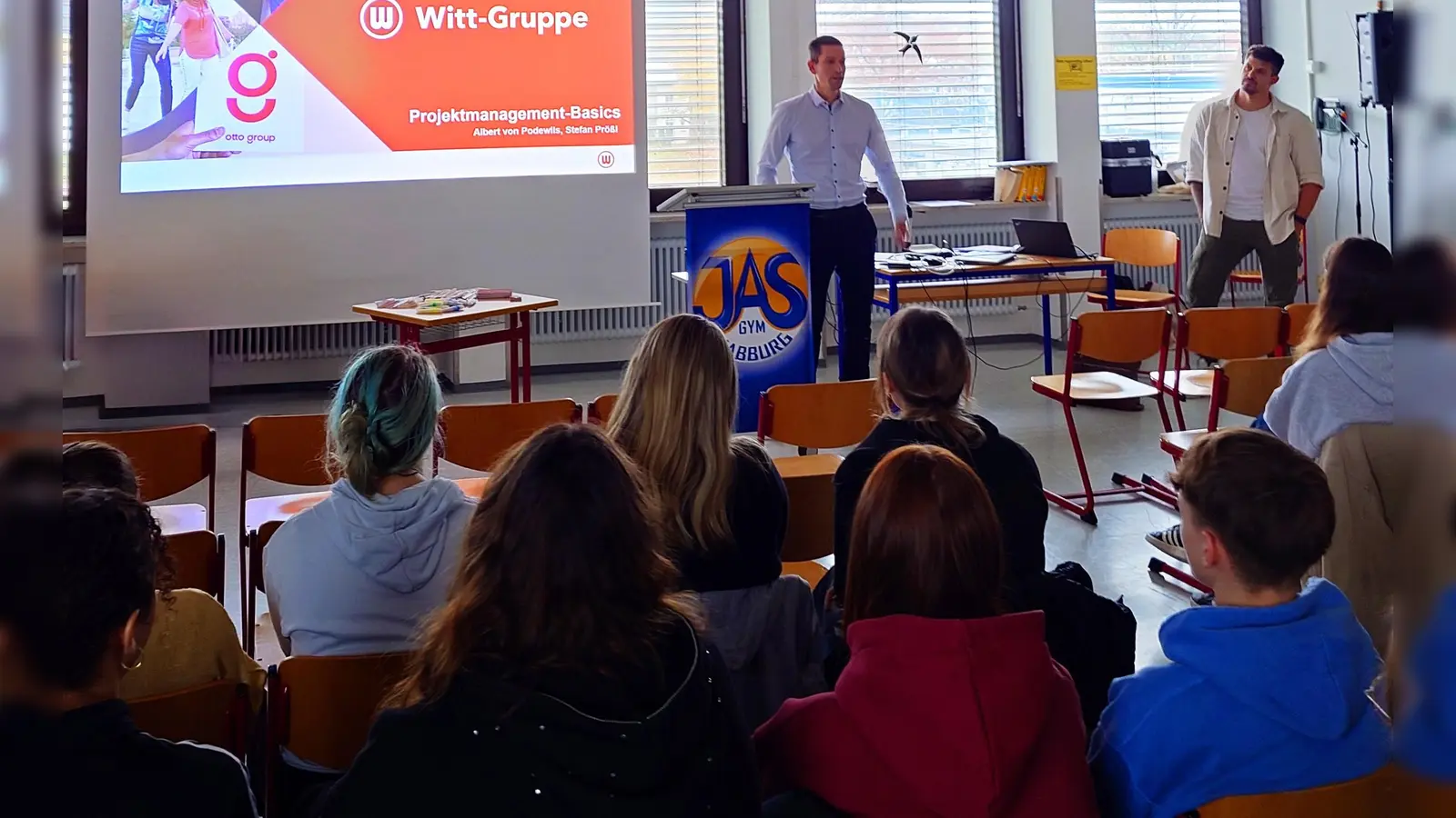 In Zusammenarbeit mit der Witt-Gruppe erhielten die Schüler der 11. Jahrgangsstufe des Johann-Andreas-Schmeller-Gymnasiums einen praxisnahen Einblick in die Welt des Projektmanagements. (Bild: Manuel Hautmann)