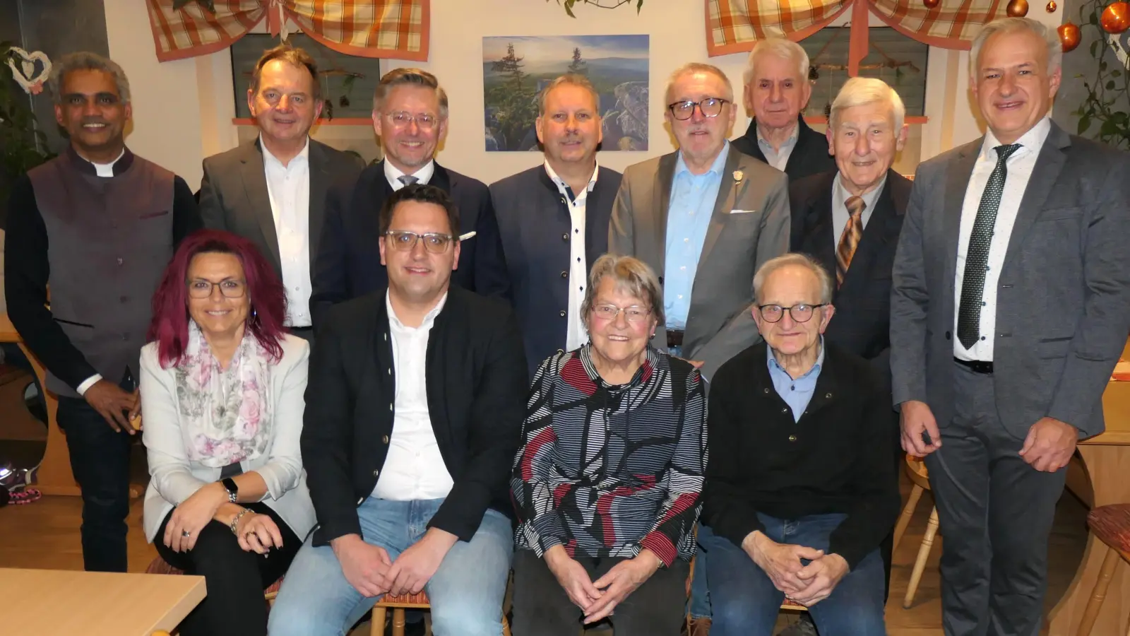 Das Bild zeigt die Geehrten Christian Doleschal (20 Jahre), Christian Drehobel (35 Jahre), Erika Doleschal (40 Jahre), Alfons Brucker (45 Jahre), Ludwig König (50 Jahre) sowie Hans Doleschal (65 Jahre) zusammen mit Pater Joy, Ortsvorsitzenden Wolfgang Doleschal, Kreisvorsitzenden Tobias Reiß, Bürgermeister Bern-hard Schindler, Landrat Roland Grillmeier und stellv. Ortsvorsitzende Sabine Kellner (vorne links).  (Bild: Alexander Kellner)