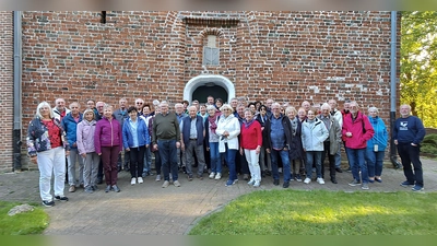 Fahrtteilnehmer vor der Kirche in Suurhusen, deren Turm mit einem Überhang von 2,45 m einer der schiefsten Kirchtürme der Welt ist. (Bild: Johannes Ebenhöch)