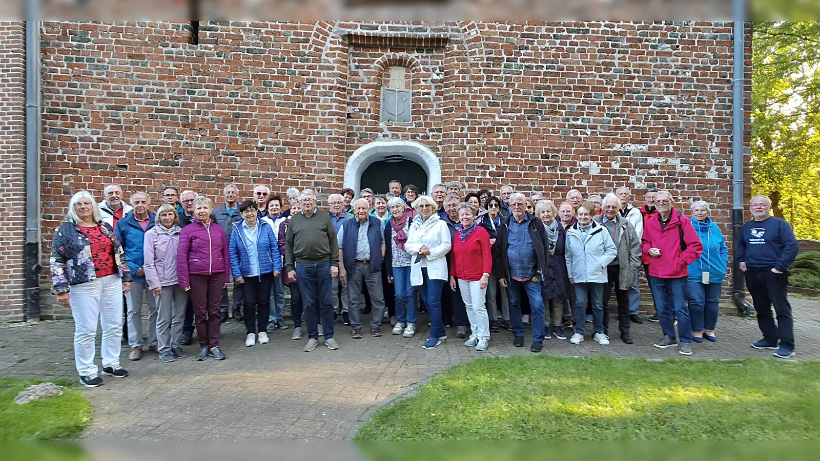 Fahrtteilnehmer vor der Kirche in Suurhusen, deren Turm mit einem Überhang von 2,45 m einer der schiefsten Kirchtürme der Welt ist. (Bild: Johannes Ebenhöch)
