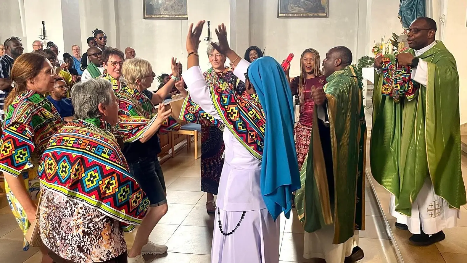 Es wurde auch in der Messe viel getanzt beim Afrikafest der Pfarreien Schwarzenfeld und Stulln. (Bild: Barbara Greitner)