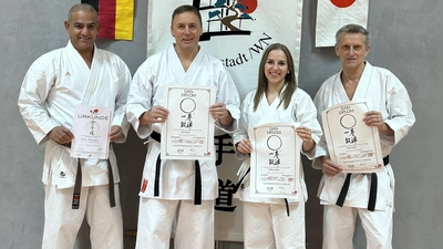 Stolz präsentierten die Karatekas des SV Altenstadt ihre Urkunden. von Links: Kemal Koupaoglou, Josef Rötzer, Sabrina Baller und Dieter Baller. (Bild: Josef Rötzer)