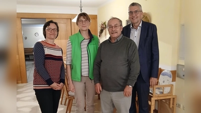 Von links nach rechts: Kreisfachberaterin Pappenberger Manuela, Bundscherer Jutta(neue Vorsitzende), Benkner Alfred(bisheriger Vorstand) und Bürgermeister Schöner Franz. (Bild: Scharnagl Siegfried)