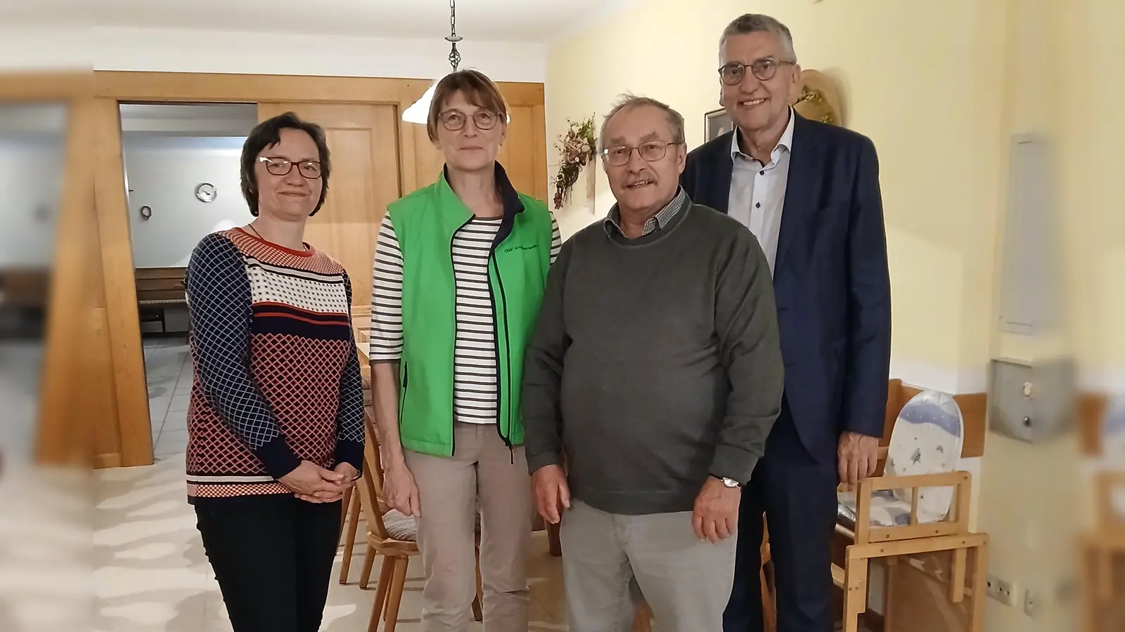 Von links nach rechts: Kreisfachberaterin Pappenberger Manuela, Bundscherer Jutta(neue Vorsitzende), Benkner Alfred(bisheriger Vorstand) und Bürgermeister Schöner Franz. (Bild: Scharnagl Siegfried)