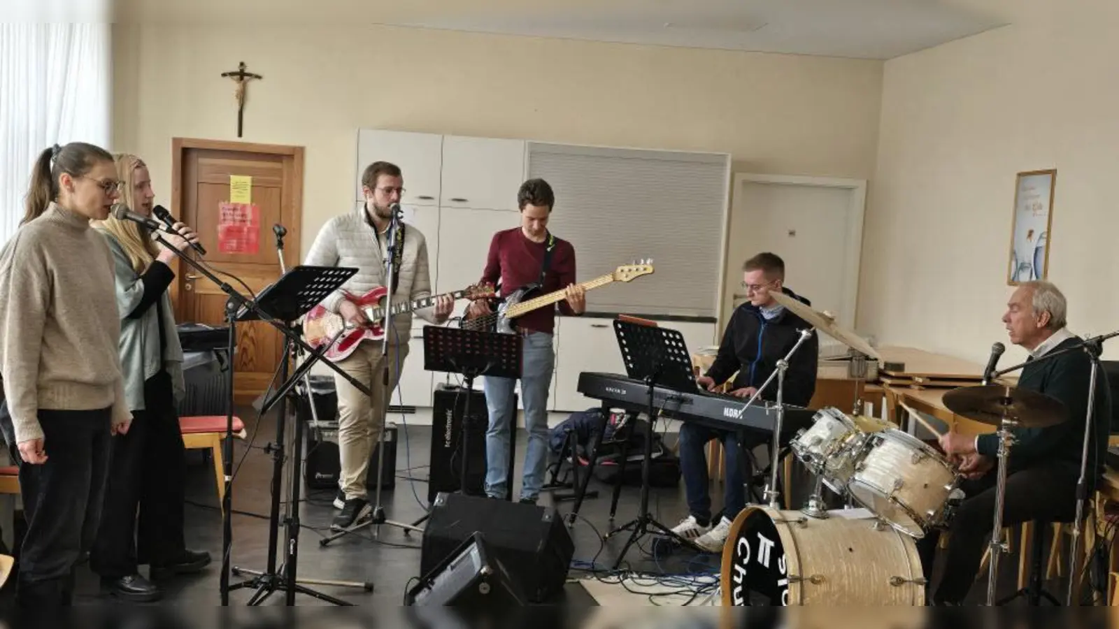 Damit die Musiker der Band „At Light“ genügend Platz hatten, begeisterten sie vom Gemeinderaum aus die Gottesdienstbesucher  (Bild: Manuela Göldner-Gruber)