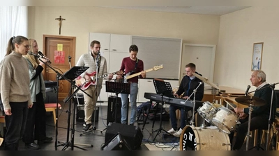 Damit die Musiker der Band „At Light“ genügend Platz hatten, begeisterten sie vom Gemeinderaum aus die Gottesdienstbesucher  (Bild: Manuela Göldner-Gruber)