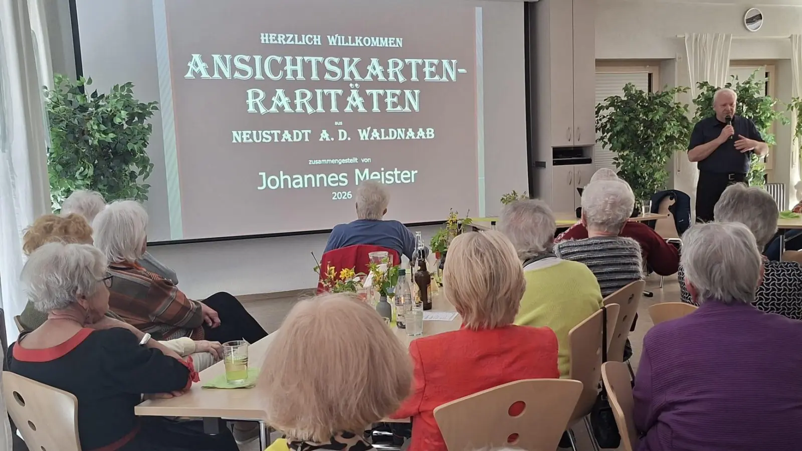 Die Neustädter Frauen waren von den Ausführungen über die Ansichtskarten-Raritäten begeistert. (Bild: Kerstin Aichinger)