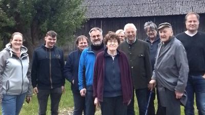 Gruppe der Pleußener Ortschronisten um Karl Haberkorn mit Dipl.Ing. Bernhard Mayer (rechts), daneben vorne Müllermeister Johann Maayer mit Ehefrau (Bild: Friedrich Wölfl)