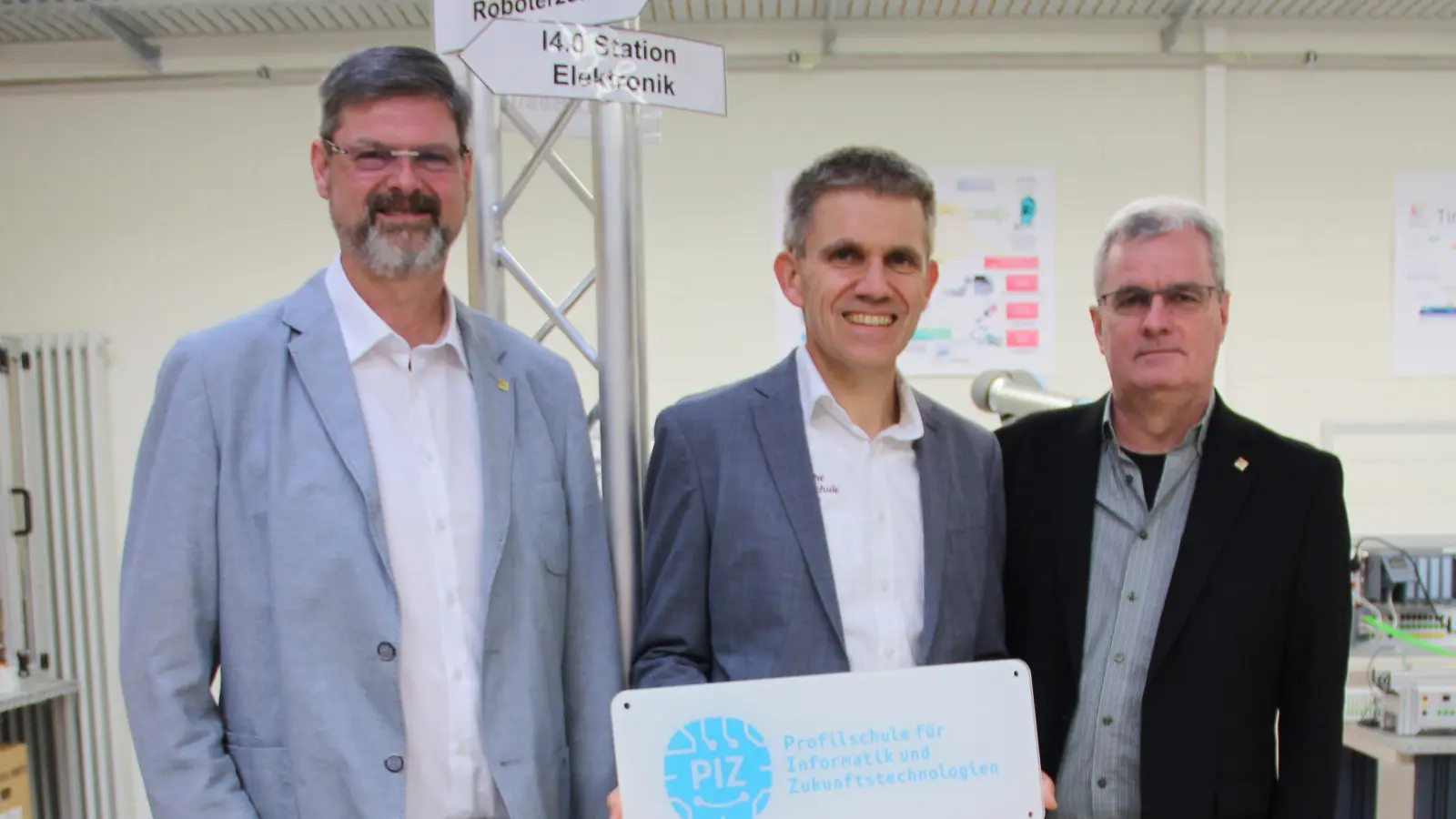 Bild von links nach rechts: Wolfgang Prebeck, neuer Schulleiter des BSZ Amberg, freut sich gemeinsam mit Mario Hopstock, Leiter der Staatl. Technikerschule Amberg, sowie dem stellvertretenden Schulleiter Helmut Nierlein über die Auszeichnung zur Profilschule für Informatik und Zukunftstechnologien. (Bild: Claudia Wittmann)