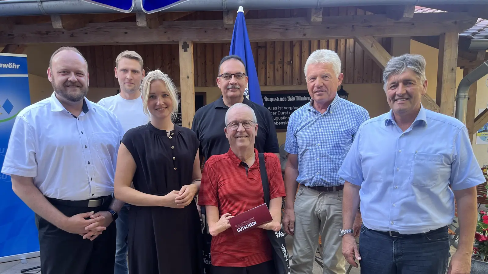 Ein Dankeschön ging beim Johanni Dämmerschoppen an die ausgeschiedenen Stadträte. Auf dem Bild von links nach rechts: Landrat Andreas Meier, Benjamin Keck, Julia Waldmann, CSU-Ortsvorsitzender Jürgen Hofmann, Peter Lippiotta, Fraktionssprecher Gerald Morgenstern und Bürgermeister Edgar Knobloch. Es fehlten Gerhard Mark und Reinhold Krausch.  (Bild: Hannes Hutzler )