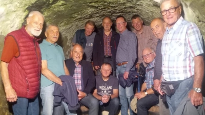 Die Alten Herren der Handballer im Bierkeller. (Bild: Erwin Kraus)