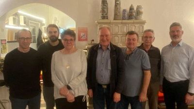 von links Georg Kick, Benjamin Hölzl, Beate Stiegler, Ernst Pirzer, Josef Beck, Alfred Adamietz, 1. Vorstand SpVgg Pfreimd Christian Tröster. (Bild: Georg Kick)