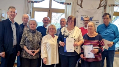 Bürgermeister Albert Geitner, Georg Stiegler, Kreisvorsitzende Marianne Kies-Baldasty, Josef Graml, Ortsvorsitzende Jutta Streher, Peter Schlagenhaufer, Gabriele Stiegler, Johann Feldmann, Rita Bachert und Franz Nübler (von links nach rechts) (Bild: Jutta Bäuml)