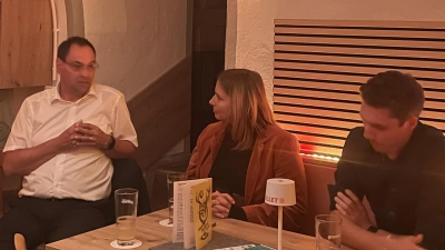 Wasser im Fokus: MdL Laura Weber von den Grünen sowie Mathias Rosenmüller, Amtsleiter des Wasserwirtschaftsamtes, und Jakob Nadler vom Wasserwirtschaftsamt. Gemeinsam diskutierten sie über die Herausforderungen für unsere Wasserressourcen durch Hitze, Trockenheit und Schadstoffe. (Bild: Yvonne Rösel)