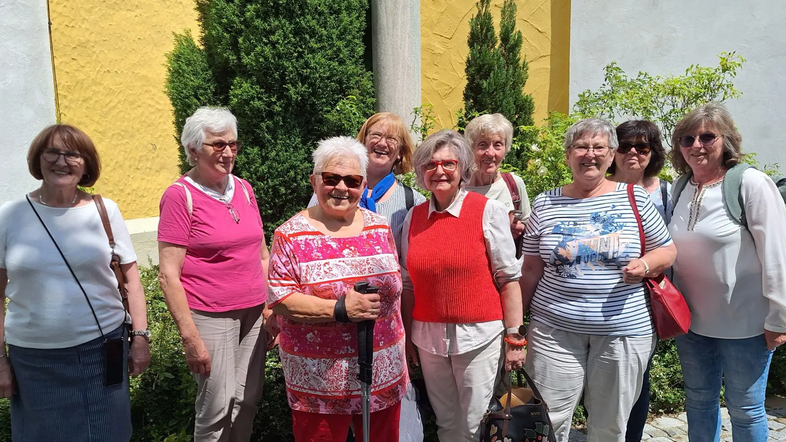 Die Teilnehmerinnen des Frauenbundes Hahnbach an der Diözesanwallfahrt stellten sich gerne zum Gruppenfoto an der Wallfahrtskirche auf dem Eichlberg auf. In der Mitte die Vorsitzende Hildegard Gallitzendörfer. (Bild: Margarete Hirsch)
