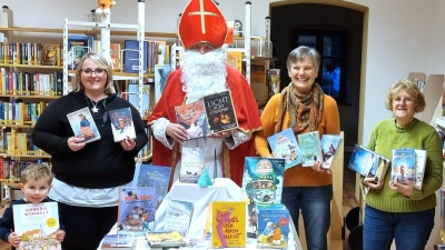Büchereiteam mit Nikolaus (Bild: Georg Dürr)