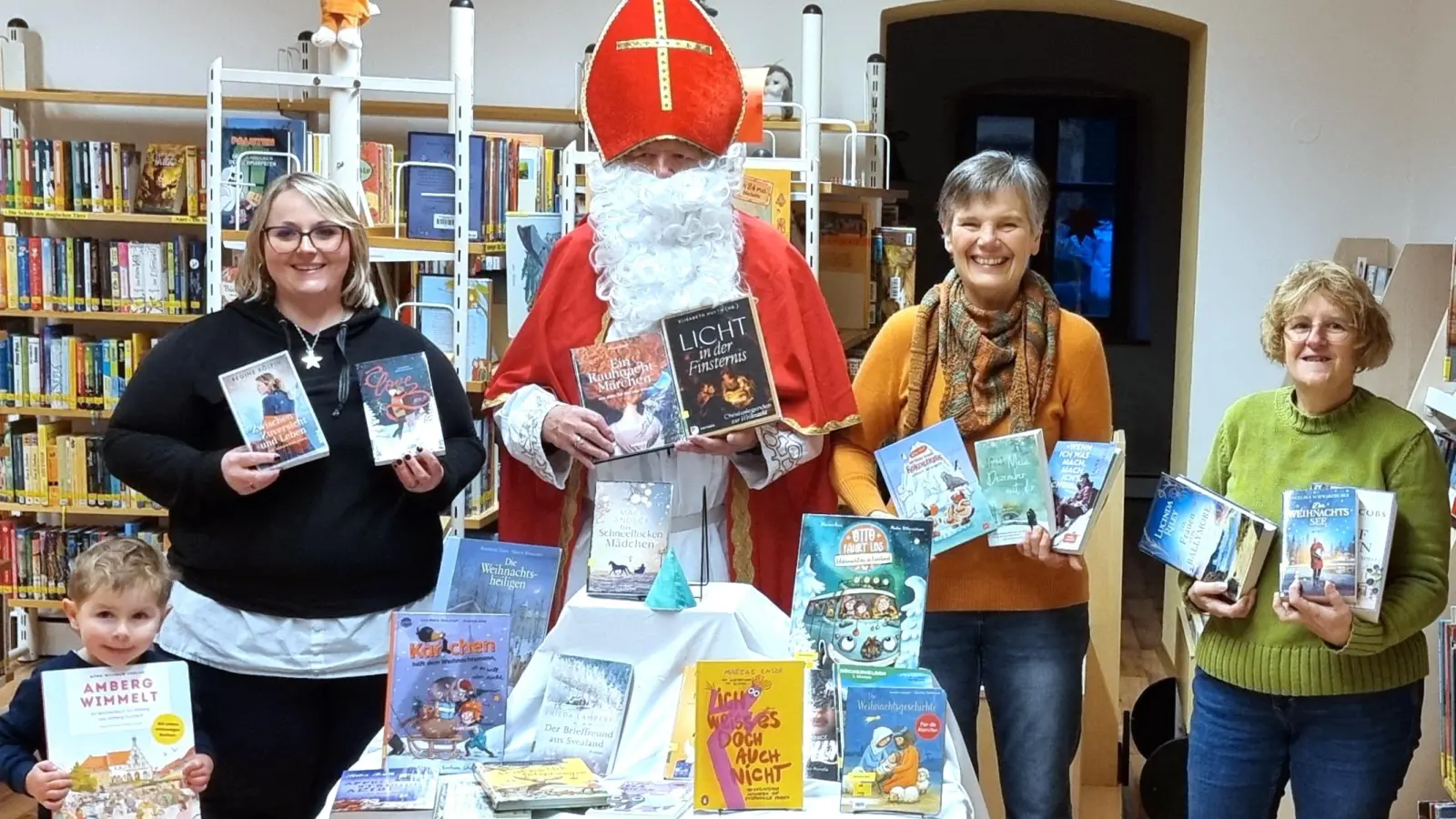 Büchereiteam mit Nikolaus (Bild: Georg Dürr)