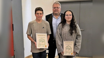 Hans-Jürgen Meier mit den geehrten Jugendlichen Milena (krank) und Marleen Meier sowie Anton Kerschbaum beim Herbstfest der Siedlergemeinschaft Rehbühl.<br>Von li: Anton Kerschbaum, Hans-Jürgen Meier und Marleen Meier. Milena war krank. (Bild: Hans-Jürgen Meier)